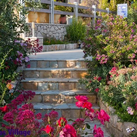 מלון דירות Thanos Village 4*