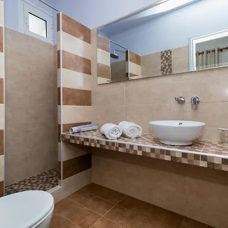 Thanos Village גיאלובה