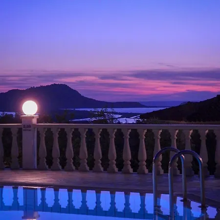 Thanos Village מלון דירות גיאלובה